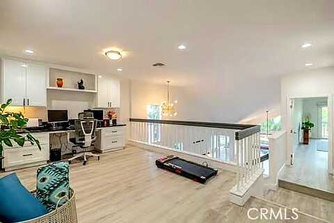 Hampton Drive, Valencia, CA 91355