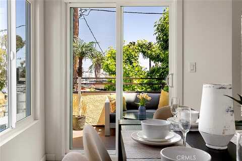 Avon Way, Los Angeles, CA 90066