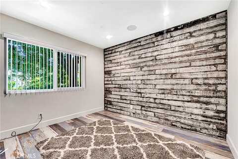Burbank Apt 114 Blvd, Woodland Hills, CA 91367