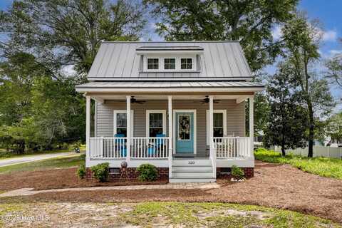 520 Clarendon Avenue, Southport, NC 28461