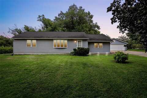 977 Cedar Woods Rd, Cedar Rapids, IA 52403