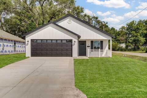21 E Cofield Street, Aurora, MO 65605