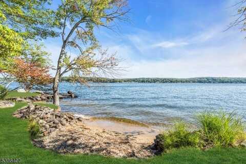 22 Ithanell Rd, Hopatcong, NJ 07843