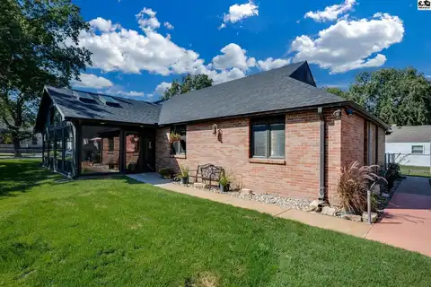 910 N Walnut St, Hutchinson, KS 67501
