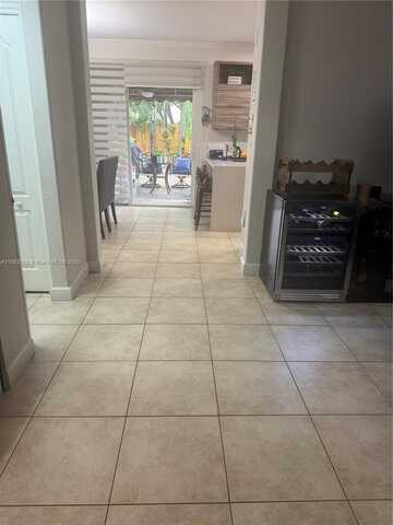 7325 Nw 174 te, Miami Lakes, FL 33015