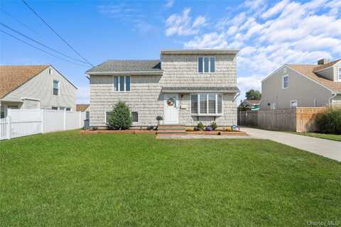 15 Hayes Road, Amity Harbor, NY 11701