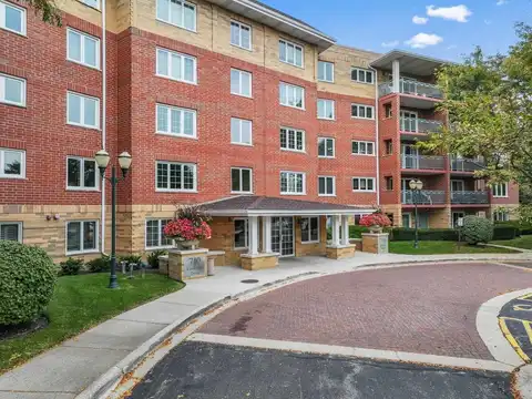 710 Creekside Drive, Mount Prospect, IL 60056