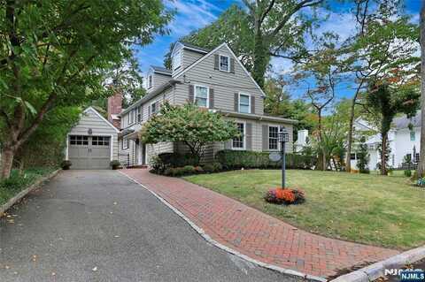 10 Orchard Place, Tenafly, NJ 07670
