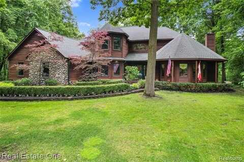 2300 Canyon Ridge Drive, White Lake, MI 48383