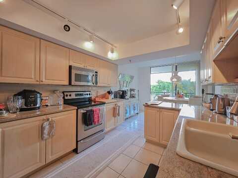2427 Presidential Way, West Palm Beach, FL 33401