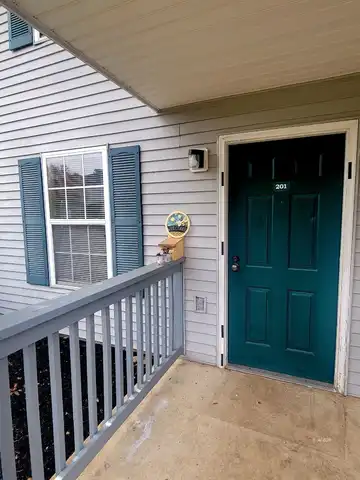 15 S Shafer St, Athens, OH 55701