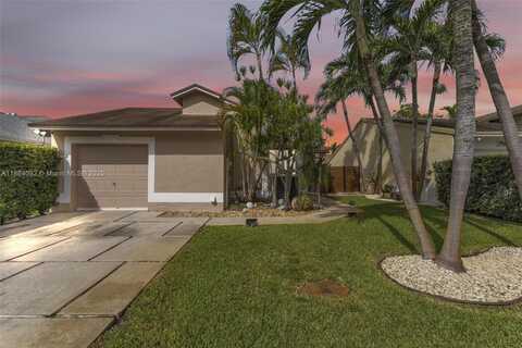 930 SW 108th Ave, Pembroke Pines, FL 33025