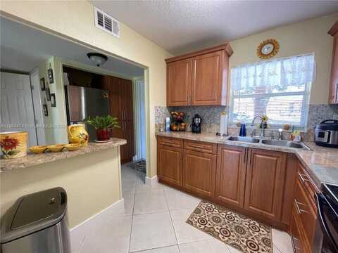 9041 Sunrise Lakes Blvd, Sunrise, FL 33322