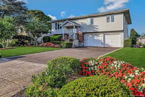 35 Manta Court, Oakdale, NY 11769