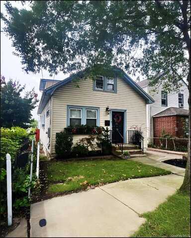 46 Sherwood Avenue, Franklin Square, NY 11010