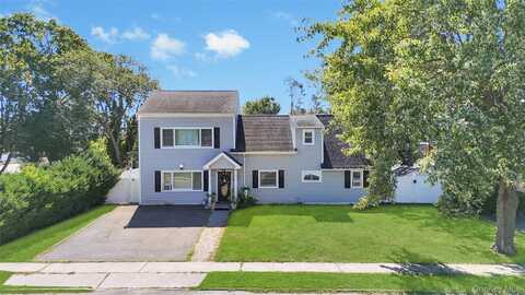 6 Regal Lane, Levittown, NY 11756