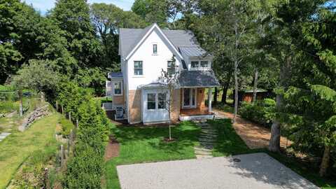 34 Davis Street, Vineyard Haven, MA 02568