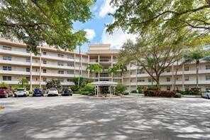 3800 Oaks Clubhouse Dr, Pompano Beach, FL 33069