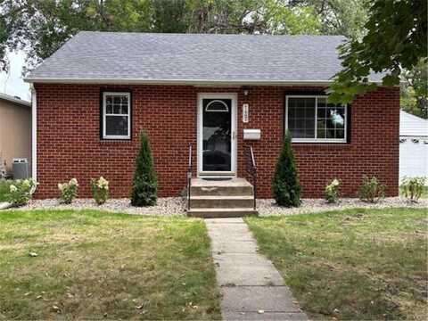 727 Ash Street NE, Hutchinson, MN 55350