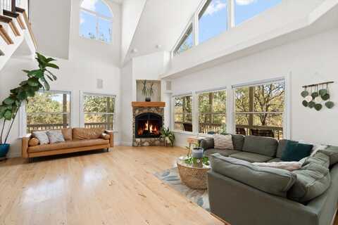 10738 Green Oaks Lane, Redding, CA 96003