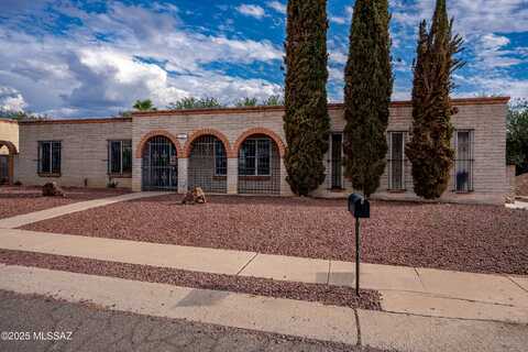 9202 E Roberto Street, Tucson, AZ 85710