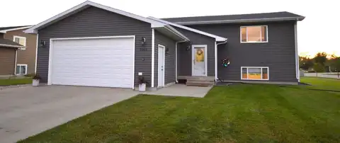 2002 Miller Lane, Aberdeen, SD 57401