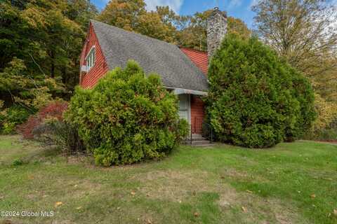 711 Saratoga Road, Gansevoort, NY 12831