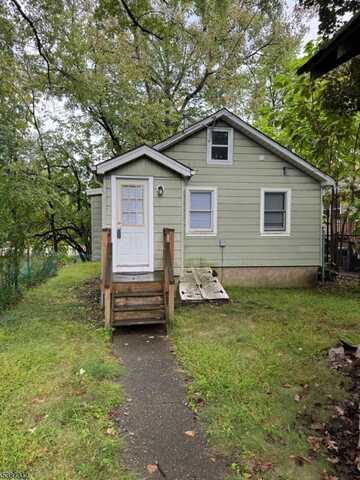 7 Crescent Ave, Totowa, NJ 07512