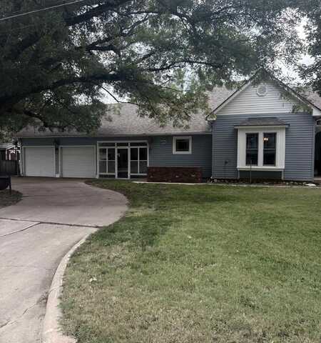 553 W 1st St, Hoisington, KS 67544