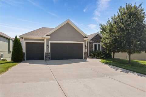7445 NW Forest Lakes Drive, Parkville, MO 64152