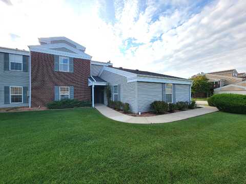 N16w26571 Tall Reeds Ln, Pewaukee, WI 53072