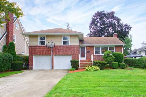 26 Cambridge Avenue, Garden City, NY 11530