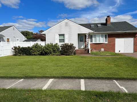 35 Laurel Court, Plainview, NY 11803
