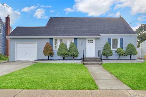 15 Cornwall Lane, Hicksville, NY 11801