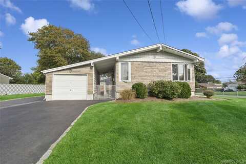 3 Potomac Lane, Sayville, NY 11782