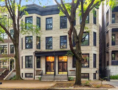 835 W Buckingham Place, Chicago, IL 60657