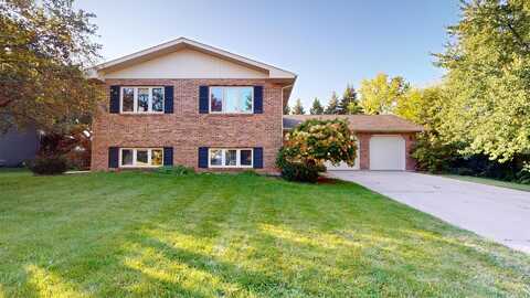6 Saddlewood Court, Sugar Grove, IL 60554