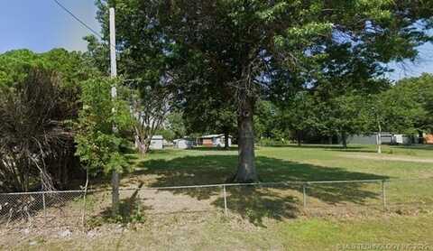 215 S 4th Street, Chouteau, OK 74337