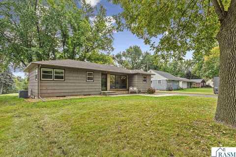 19 Skyline Drive, Mankato, MN 56001