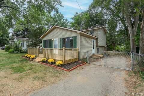 3257 Sashabaw Road, Waterford, MI 48329