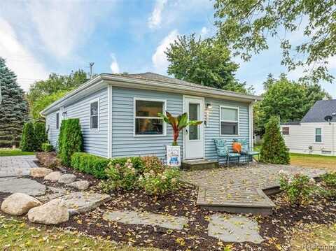 4694 Lakeborn Drive, White Lake, MI 48383