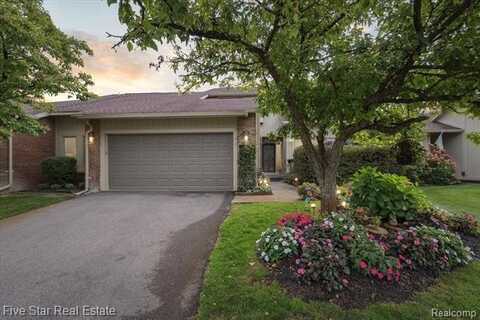 5611 Hillcrest Circle W, West Bloomfield, MI 48322