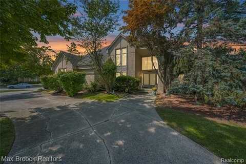 6684 Stonebridge E, West Bloomfield, MI 48322