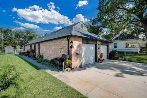 910 N Walnut St, Hutchinson, KS 67501