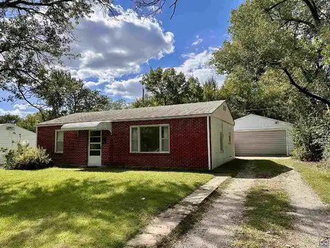 2205 SW Winterwood LN, Topeka, KS 66614