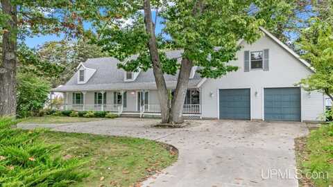 1620 Lake Shore, Gladstone, MI 49837