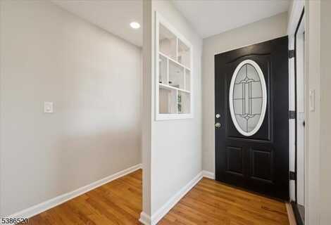 4 Kiser Ln, Bridgewater, NJ 08807