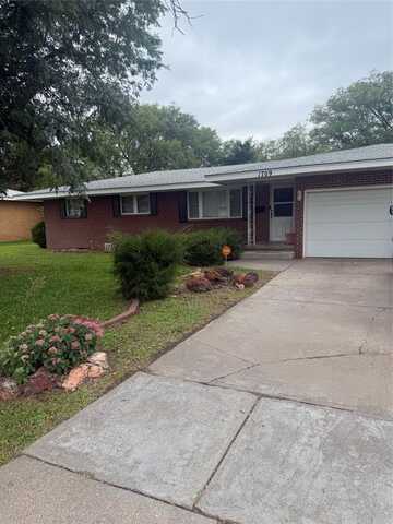 1709 Parkwood Lane, Garden City, KS 67846
