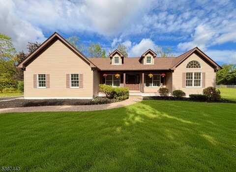 29 Green St, Hope, NJ 07825