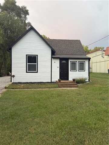 821 E 4th Street, Tonganoxie, KS 66086